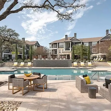 Luxurious 2Br+Resort Style Pool_5 Min To Domain